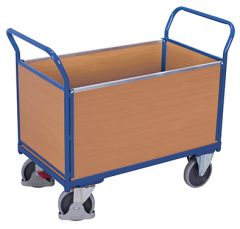 Vierwandwagen mit Holz